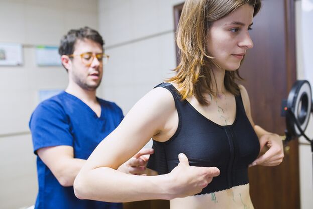 Purtarea îmbrăcămintei de compresie după mărirea sânilor cu acid hialuronic