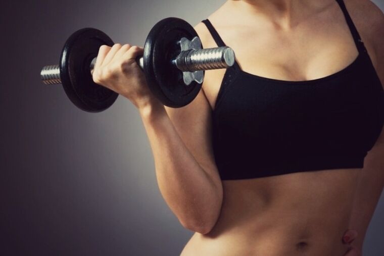 Fă exerciții cu gantere pentru a-ți mări sânii