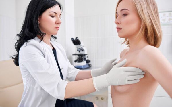 examinare de către un medic înainte de operația de mărire a sânilor